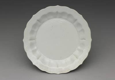 图片[2]-Hibiscus-shaped dish with flowers decoration in sweet-white glaze, Ming dynasty, Yongle reign (1403-1424)-China Archive